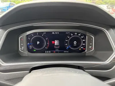 SZARY SUV VOLKSWAGEN TIGUAN z 2023 r., BENZYNA, skrzynia biegów AUTOMATYCZNA 150KM, zdjęcie 7 z 19