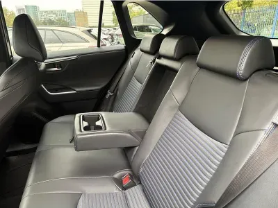 NIEBIESKI SUV TOYOTA RAV4 z 2023 r., HYBRYDA/BENZYNA, skrzynia biegów AUTOMATYCZNA 218KM, zdjęcie 14 z 19