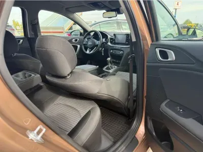BRĄZOWY KOMBI KIA CEED z 2022 r., BENZYNA, skrzynia biegów MANUALNA 118KM, zdjęcie 10 z 28