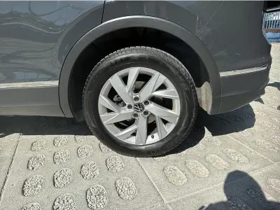 SZARY SUV VOLKSWAGEN TIGUAN z 2022 r., DIESEL, skrzynia biegów AUTOMATYCZNA 150KM, zdjęcie 13 z 19