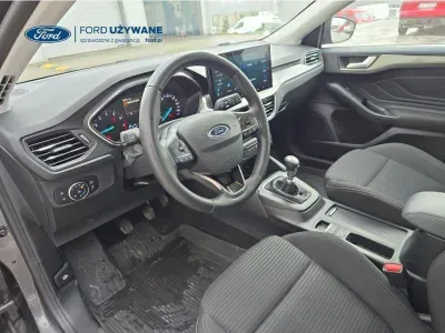 SZARY HATCHBACK FORD FOCUS z 2023 r., HYBRYDA/BENZYNA, skrzynia biegów MANUALNA 92KM, zdjęcie 10 z 29