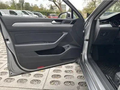 SREBRNY KOMBI VOLKSWAGEN PASSAT z 2023 r., BENZYNA, skrzynia biegów AUTOMATYCZNA 150KM, zdjęcie 9 z 19