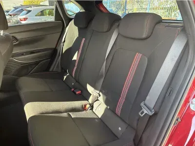CZERWONY HATCHBACK HYUNDAI I20 z 2025 r., BENZYNA, skrzynia biegów AUTOMATYCZNA 101KM, zdjęcie 6 z 19