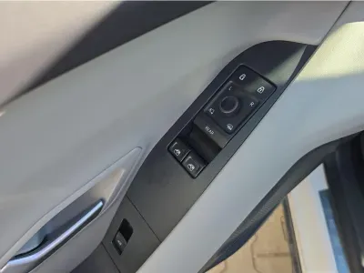 BIAŁY SUV FORD EXPLORER z 2024 r., ELEKTRYCZNY, skrzynia biegów AUTOMATYCZNA 210KM, zdjęcie 11 z 27