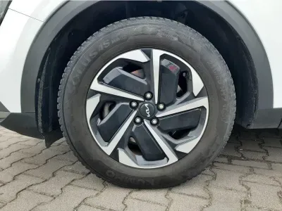 BIAŁY SUV KIA SPORTAGE z 2023 r., BENZYNA, skrzynia biegów MANUALNA 110KM, zdjęcie 5 z 24