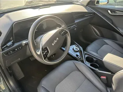 ZIELONY SUV KIA NIRO z 2022 r., HYBRYDA/BENZYNA, skrzynia biegów AUTOMATYCZNA 184KM, zdjęcie 16 z 18