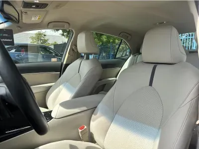 BIAŁY SEDAN TOYOTA CAMRY z 2022 r., HYBRYDA/BENZYNA, skrzynia biegów AUTOMATYCZNA 218KM, zdjęcie 16 z 18