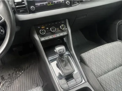 SZARY SUV SKODA KAROQ z 2023 r., DIESEL, skrzynia biegów AUTOMATYCZNA 150KM, zdjęcie 18 z 19