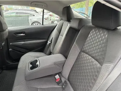 SZARY SEDAN TOYOTA COROLLA z 2023 r., HYBRYDA/BENZYNA, skrzynia biegów AUTOMATYCZNA 140KM, zdjęcie 9 z 18