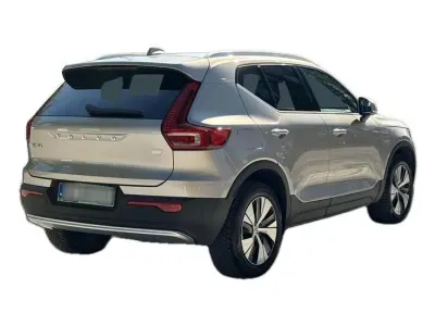 SREBRNY SUV VOLVO XC40 z 2023 r., HYBRYDA/BENZYNA, skrzynia biegów AUTOMATYCZNA 211KM, zdjęcie 8 z 19