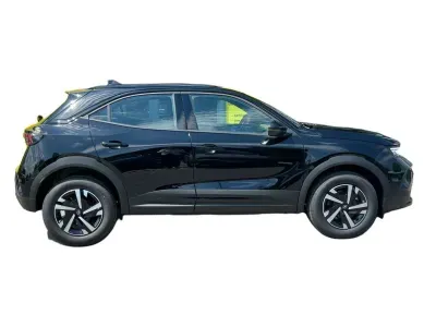 CZARNY SUV OPEL MOKKA z 2026 r., HYBRYDA/BENZYNA, skrzynia biegów AUTOMATYCZNA 145KM, zdjęcie 6 z 8