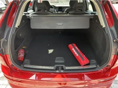 CZERWONY SUV VOLVO XC60 z 2022 r., DIESEL, skrzynia biegów AUTOMATYCZNA 197KM, zdjęcie 17 z 19