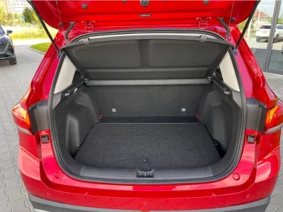 CZERWONY SUV MG ZS z 2026 r., HYBRYDA/BENZYNA, skrzynia biegów AUTOMATYCZNA 197KM, zdjęcie 9 z 10