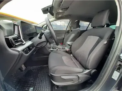 SZARY SUV KIA SPORTAGE z 2023 r., BENZYNA, skrzynia biegów MANUALNA 110KM, zdjęcie 17 z 25