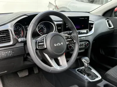 CZERWONY KOMBI KIA CEED z 2025 r., BENZYNA, skrzynia biegów AUTOMATYCZNA 140KM, zdjęcie 10 z 18
