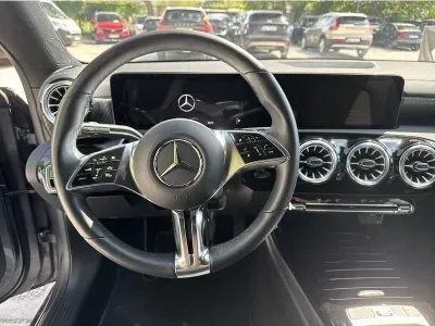 SZARY SEDAN MERCEDES CLASE CLA z 2023 r., BENZYNA, skrzynia biegów AUTOMATYCZNA 150KM, zdjęcie 16 z 18
