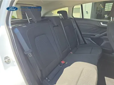 BIAŁY KOMBI FORD FOCUS z 2023 r., DIESEL, skrzynia biegów AUTOMATYCZNA 85KM, zdjęcie 2 z 26