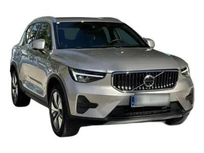 SREBRNY SUV VOLVO XC40 z 2023 r., HYBRYDA/BENZYNA, skrzynia biegów AUTOMATYCZNA 211KM, zdjęcie 2 z 19