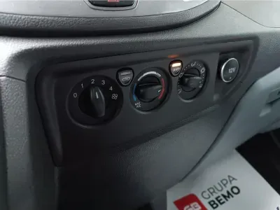 BIAŁY VAN FORD TRANSIT KOMBI z 2018 r., DIESEL, skrzynia biegów MANUALNA 130KM, zdjęcie 12 z 18