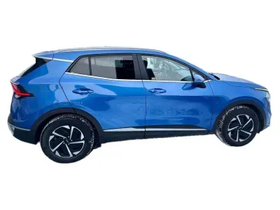 NIEBIESKI SUV KIA SPORTAGE z 2023 r., BENZYNA, skrzynia biegów AUTOMATYCZNA 110KM, zdjęcie 4 z 23