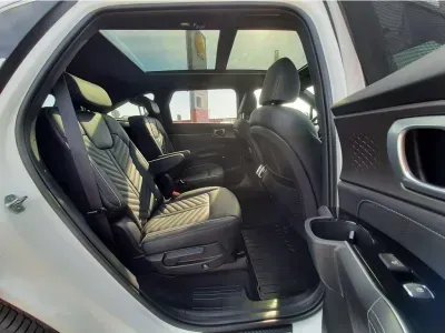 BIAŁY SUV KIA SORENTO z 2024 r., HYBRYDA/BENZYNA, skrzynia biegów AUTOMATYCZNA 159KM, zdjęcie 2 z 32