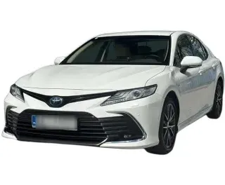 BIAŁY SEDAN TOYOTA CAMRY z 2022 r., HYBRYDA/BENZYNA, skrzynia biegów AUTOMATYCZNA 218KM, zdjęcie główne