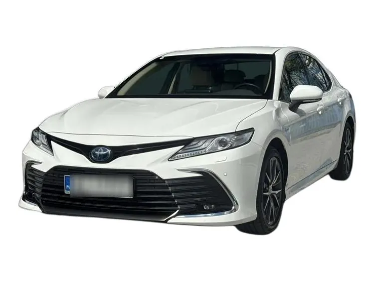 BIAŁY SEDAN TOYOTA CAMRY z 2022 r., HYBRYDA/BENZYNA, skrzynia biegów AUTOMATYCZNA 218KM, zdjęcie główne