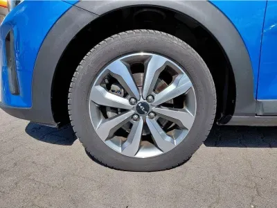 NIEBIESKI SUV KIA STONIC z 2023 r., BENZYNA, skrzynia biegów MANUALNA 75KM, zdjęcie 3 z 24