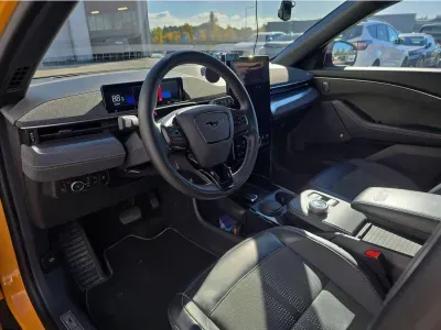 POMARAŃCZOWY SUV FORD MUSTANG MACH-E z 2022 r., ELEKTRYCZNY, skrzynia biegów AUTOMATYCZNA 358KM, zdjęcie 16 z 29