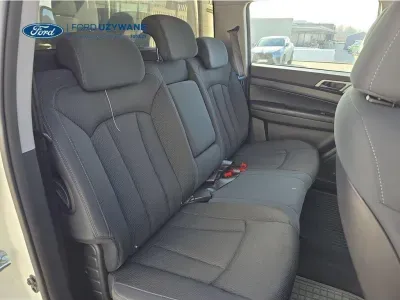 BIAŁY SUV SSANGYONG MUSSO z 2022 r., DIESEL, skrzynia biegów MANUALNA 148KM, zdjęcie 26 z 27