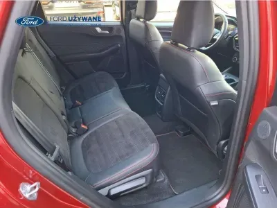 CZERWONY SUV FORD KUGA z 2023 r., HYBRYDA/BENZYNA, skrzynia biegów AUTOMATYCZNA 140KM, zdjęcie 4 z 21