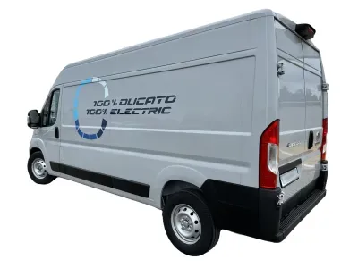 SZARY DOSTAWCZY FIAT E- DUCATO z 2021 r., ELEKTRYCZNY, skrzynia biegów AUTOMATYCZNA 122KM, zdjęcie 3 z 8