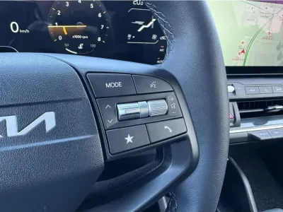 CZARNY HATCHBACK KIA K4 z 2025 r., BENZYNA, skrzynia biegów AUTOMATYCZNA 110KM, zdjęcie 3 z 21