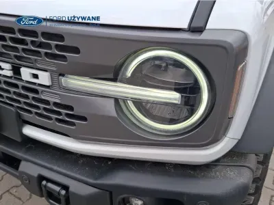 BIAŁY SUV FORD BRONCO z 2023 r., BENZYNA, skrzynia biegów AUTOMATYCZNA 246KM, zdjęcie 2 z 32