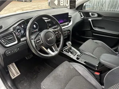BIAŁY KOMBI KIA CEED z 2023 r., BENZYNA, skrzynia biegów AUTOMATYCZNA 160KM, zdjęcie 18 z 19