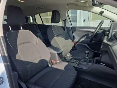 BIAŁY KOMBI FORD FOCUS z 2023 r., BENZYNA, skrzynia biegów MANUALNA 92KM, zdjęcie 4 z 23