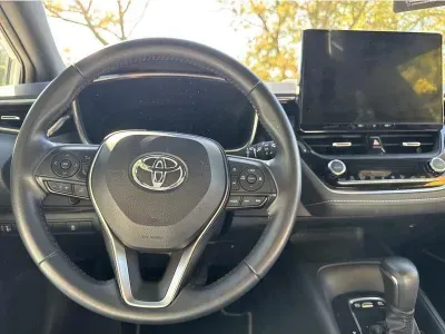 BIAŁY KOMBI TOYOTA COROLLA z 2023 r., HYBRYDA/BENZYNA, skrzynia biegów AUTOMATYCZNA 140KM, zdjęcie 13 z 19