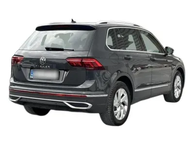 SZARY SUV VOLKSWAGEN TIGUAN z 2023 r., BENZYNA, skrzynia biegów AUTOMATYCZNA 150KM, zdjęcie 18 z 19