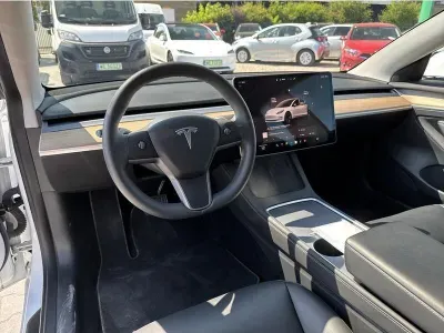 BIAŁY SEDAN TESLA MODEL 3 z 2022 r., ELEKTRYCZNY, skrzynia biegów AUTOMATYCZNA 306KM, zdjęcie 4 z 19