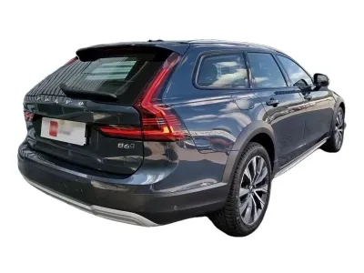 NIEBIESKI KOMBI VOLVO V90 CROSS COUNTRY z 2023 r., HYBRYDA/DIESEL, skrzynia biegów AUTOMATYCZNA 300KM, zdjęcie 5 z 19