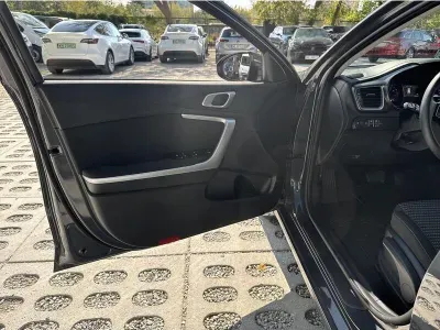 SZARY KOMBI KIA CEED z 2025 r., BENZYNA, skrzynia biegów AUTOMATYCZNA 140KM, zdjęcie 6 z 19