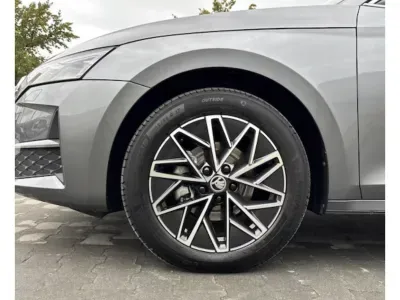 SZARY KOMBI SKODA OCTAVIA COMBI z 2024 r., BENZYNA, skrzynia biegów MANUALNA 150KM, zdjęcie 8 z 18