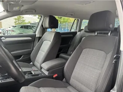SREBRNY KOMBI VOLKSWAGEN PASSAT z 2022 r., BENZYNA, skrzynia biegów AUTOMATYCZNA 150KM, zdjęcie 18 z 19