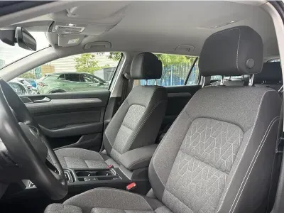 SREBRNY KOMBI VOLKSWAGEN PASSAT z 2023 r., BENZYNA, skrzynia biegów AUTOMATYCZNA 150KM, zdjęcie 13 z 19