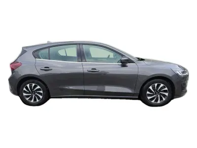 SZARY HATCHBACK FORD FOCUS z 2023 r., HYBRYDA/BENZYNA, skrzynia biegów MANUALNA 92KM, zdjęcie 29 z 29