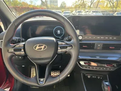 CZERWONY HATCHBACK HYUNDAI I20 z 2025 r., BENZYNA, skrzynia biegów AUTOMATYCZNA 101KM, zdjęcie 14 z 19