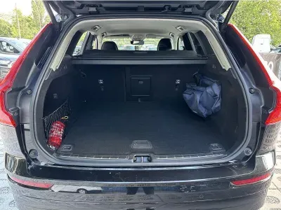 CZARNY SUV VOLVO XC60 z 2022 r., BENZYNA, skrzynia biegów AUTOMATYCZNA 197KM, zdjęcie 6 z 19