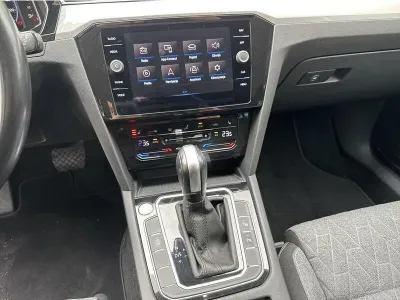 SZARY KOMBI VOLKSWAGEN PASSAT z 2023 r., BENZYNA, skrzynia biegów AUTOMATYCZNA 150KM, zdjęcie 5 z 19