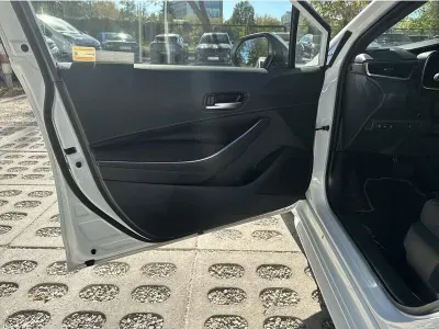 BIAŁY KOMBI TOYOTA COROLLA z 2023 r., HYBRYDA/BENZYNA, skrzynia biegów AUTOMATYCZNA 140KM, zdjęcie 18 z 19