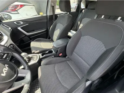 BIAŁY HATCHBACK KIA CEED z 2023 r., BENZYNA, skrzynia biegów AUTOMATYCZNA 118KM, zdjęcie 16 z 19